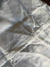 Load image into Gallery viewer, Blusa / Gilet smanicato in lino ricamato a mano Daffodil (Fine anni '60 / Primi '70)
