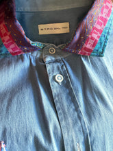 Load image into Gallery viewer, Camicia vintage Etro anni 2000 in denim con dettagli jacquard multicolore.
