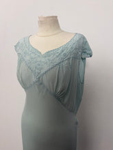 Load image into Gallery viewer, Camicia da notte vintage anni ’50 in seta color  celeste    firmata Peony
