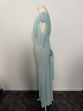 Load image into Gallery viewer, Camicia da notte vintage anni ’50 in seta color  celeste    firmata Peony
