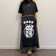 Load image into Gallery viewer, Grembiule giapponese in tela Maneki-neko – workwear tradizionale
