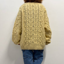 Load image into Gallery viewer, Maglione over color burro – Made in Japan
