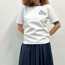 Load image into Gallery viewer, T-shirt Marina inglese  La Stessa barca
