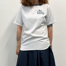 Load image into Gallery viewer, T-shirt Marina inglese La stessa barca
