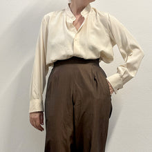 Load image into Gallery viewer, Camicia color burro in seta 70s/80s
