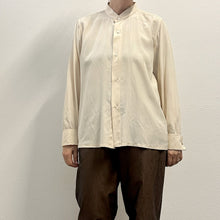Load image into Gallery viewer, Camicia color burro in seta 70s/80s

