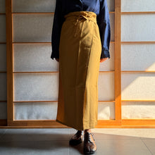Load image into Gallery viewer, Gonna a grembiule color senape Chitose made in Japan.
Nuova, mai indossata.
