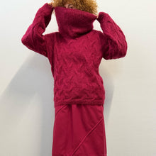 Load image into Gallery viewer, Maglione handmade con collo alto
