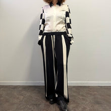 Load image into Gallery viewer, Pantaloni a righe verticali bianche e nere
