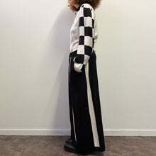 Load image into Gallery viewer, Pantaloni a righe verticali bianche e nere
