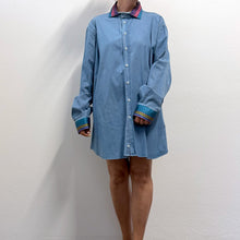 Load image into Gallery viewer, Camicia vintage Etro anni 2000 in denim con dettagli jacquard multicolore.
