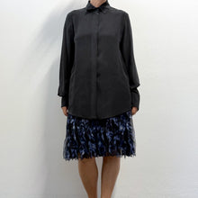 Load image into Gallery viewer, Camicia Valentino in seta lavata nera
