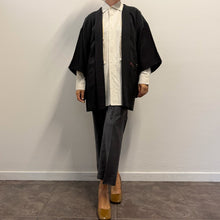 Load image into Gallery viewer, Ebaori Vintage Giapponese – Haori in Seta Nera con Kamon Fine anni ’50
