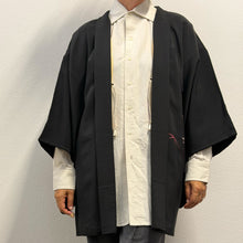 Load image into Gallery viewer, Ebaori Vintage Giapponese – Haori in Seta Nera con Kamon Fine anni ’50

