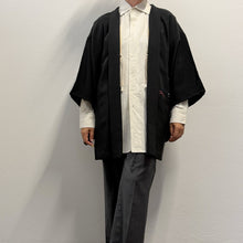 Load image into Gallery viewer, Ebaori Vintage Giapponese – Haori in Seta Nera con Kamon Fine anni ’50
