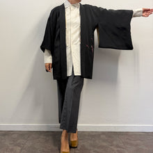 Load image into Gallery viewer, Ebaori Vintage Giapponese – Haori in Seta Nera con Kamon Fine anni ’50
