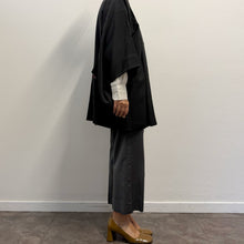 Load image into Gallery viewer, Ebaori Vintage Giapponese – Haori in Seta Nera con Kamon Fine anni ’50
