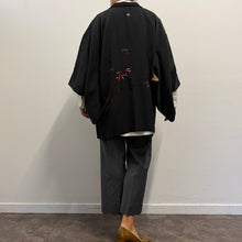 Load image into Gallery viewer, Ebaori Vintage Giapponese – Haori in Seta Nera con Kamon Fine anni ’50
