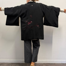 Load image into Gallery viewer, Ebaori Vintage Giapponese – Haori in Seta Nera con Kamon Fine anni ’50
