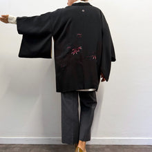 Load image into Gallery viewer, Ebaori Vintage Giapponese – Haori in Seta Nera con Kamon Fine anni ’50
