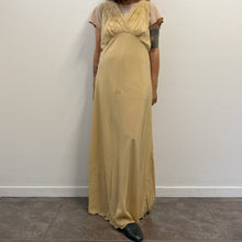 Load image into Gallery viewer, Camicia da notte vintage anni ’50 in seta color campagne   firmata Peony
