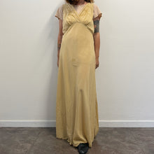 Load image into Gallery viewer, Camicia da notte vintage anni ’50 in seta color campagne   firmata Peony
