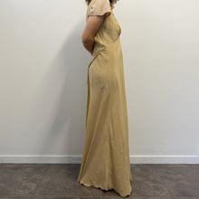 Load image into Gallery viewer, Camicia da notte vintage anni ’50 in seta color campagne   firmata Peony
