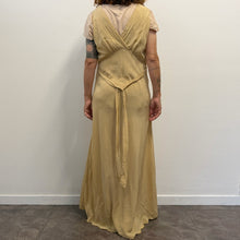 Load image into Gallery viewer, Camicia da notte vintage anni ’50 in seta color campagne   firmata Peony
