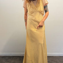 Load image into Gallery viewer, Camicia da notte vintage anni ’50 in seta color campagne   firmata Peony
