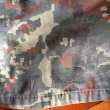 Load image into Gallery viewer, Giacca Military/Workwear Reworked – Pezzo Unico con Patch Giapponesi Vintage
