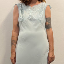 Load image into Gallery viewer, Camicia da notte vintage anni ’50 in seta color  celeste    firmata Peony

