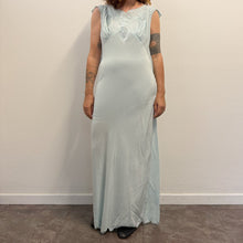 Load image into Gallery viewer, Camicia da notte vintage anni ’50 in seta color  celeste    firmata Peony
