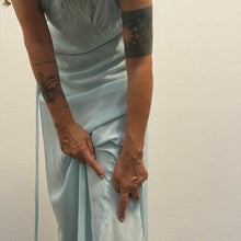 Load image into Gallery viewer, Camicia da notte vintage anni ’50 in seta color  celeste    firmata Peony
