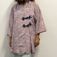 Load image into Gallery viewer, Haori giapponese vintage in seta jacquard lilla con alamari
