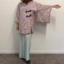 Load image into Gallery viewer, Haori giapponese vintage in seta jacquard lilla con alamari
