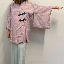 Load image into Gallery viewer, Haori giapponese vintage in seta jacquard lilla con alamari
