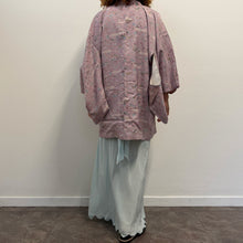 Load image into Gallery viewer, Haori giapponese vintage in seta jacquard lilla con alamari

