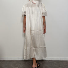 Load image into Gallery viewer, Abito sottoveste vintage Linclalor “Immagini” DEADSTOCK in rasatello di seta Fine anni ’80

