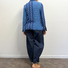 Load image into Gallery viewer, Camicia Vintage Anni '70 in Crêpe di Seta Blu a Fantasia Geometrica
