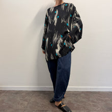 Load image into Gallery viewer, Blusa Sartoriale in Crepe di Seta – Pattern Astratto
