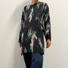 Load image into Gallery viewer, Blusa Sartoriale in Crepe di Seta – Pattern Astratto
