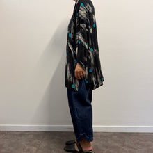 Load image into Gallery viewer, Blusa Sartoriale in Crepe di Seta – Pattern Astratto
