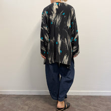 Load image into Gallery viewer, Blusa Sartoriale in Crepe di Seta – Pattern Astratto
