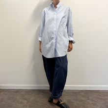 Load image into Gallery viewer, Camicia Oversize Weekend Max Mara a Righe – Logo Farfalla W.M
