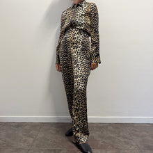Load image into Gallery viewer, Set Coordinato Ganni in Seta Stampa Leopardata – Camicia &amp; Pantalone
