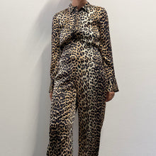Load image into Gallery viewer, Set Coordinato Ganni in Seta Stampa Leopardata – Camicia &amp; Pantalone
