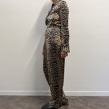 Load image into Gallery viewer, Set Coordinato Ganni in Seta Stampa Leopardata – Camicia &amp; Pantalone
