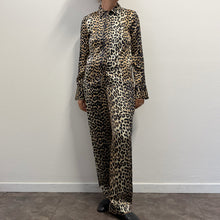Load image into Gallery viewer, Set Coordinato Ganni in Seta Stampa Leopardata – Camicia &amp; Pantalone
