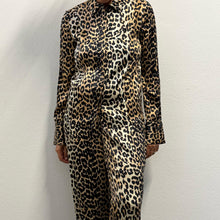 Load image into Gallery viewer, Set Coordinato Ganni in Seta Stampa Leopardata – Camicia &amp; Pantalone
