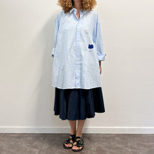Load image into Gallery viewer, Camicia celeste MAKICHA Serigrafia a mano di Gigi Tarantola
